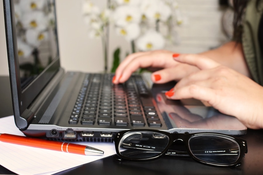 person woman desk laptop person woman desk laptop